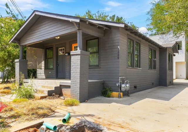 Photo 3 of Single family home for sale at 1009 Greer St, Fort Worth, TX 76102 | MLS# 21381879 | Listing updated on 2026-09-10