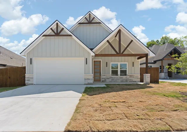 Single family home for sale at 809 Tierney Rd, Fort Worth, TX 76112 | MLS# 21381411 | Listing updated on 2026-10-01