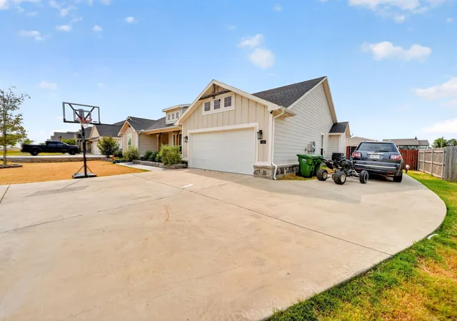 Photo 3 of Single family home for sale at 113 Ridgetop Trl, Rhome, TX 76078 | MLS# 21381924 | Listing updated on 2026-09-19