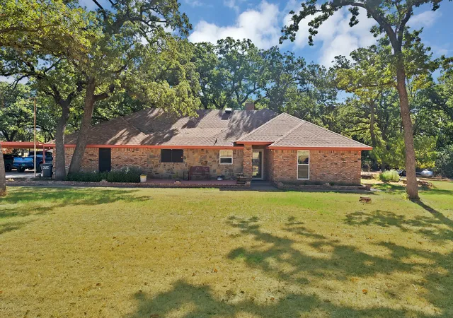 Photo 3 of Single family home for sale at 725 Greenwood Cut Off Rd, Weatherford, TX 76088 | MLS# 21381308 | Listing updated on 2026-10-04