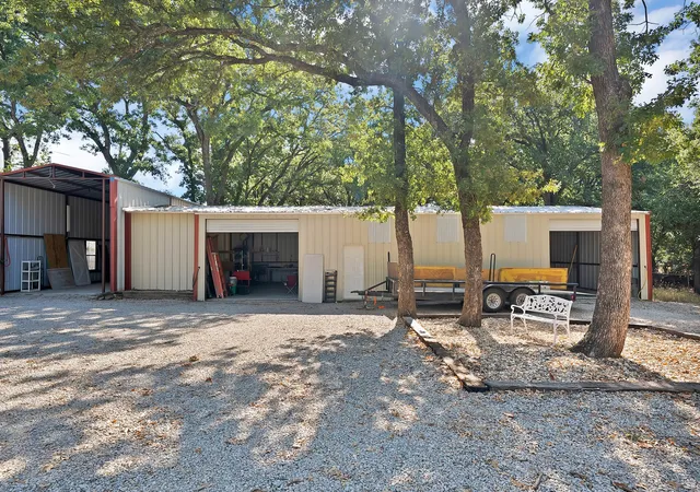 Photo 2 of Single family home for sale at 725 Greenwood Cut Off Rd, Weatherford, TX 76088 | MLS# 21381308 | Listing updated on 2026-10-04