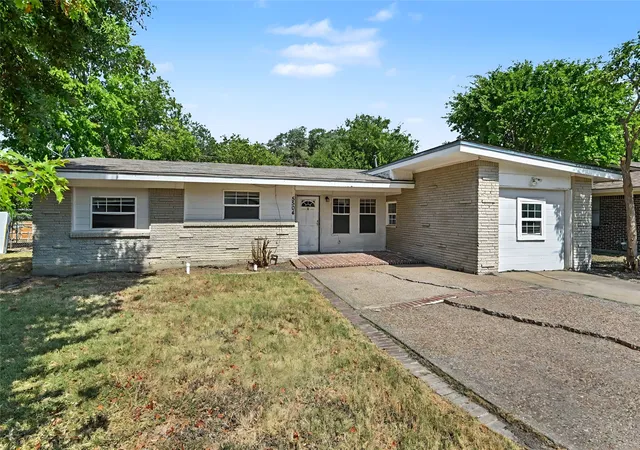 Photo 2 of Single family home for sale at 5504 Wheaton Dr, Fort Worth, TX 76133 | MLS# 21381193 | Listing updated on 2026-09-10