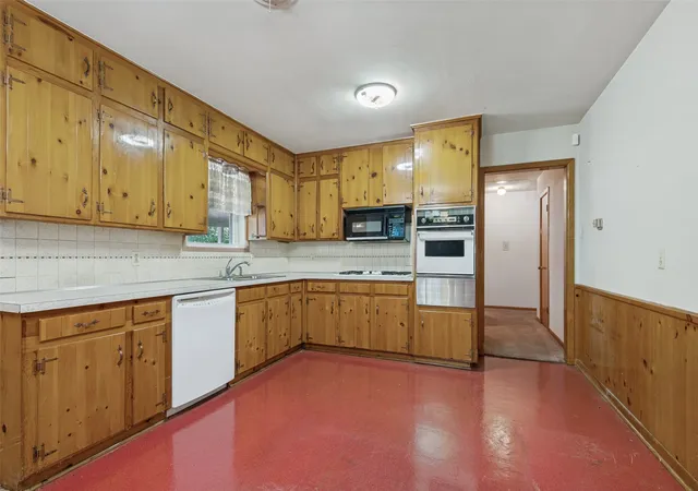 Photo 2 of Single family home for sale at 608 Woodcrest Dr, Hurst, TX 76053 | MLS# 21375251 | Listing updated on 2026-09-10