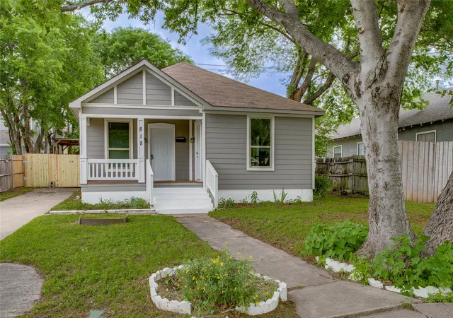 Photo 2 of Single family home for sale at 818 E Woodin Blvd, Dallas, TX 75216 | MLS# 21382045 | Listing updated on 2026-09-10