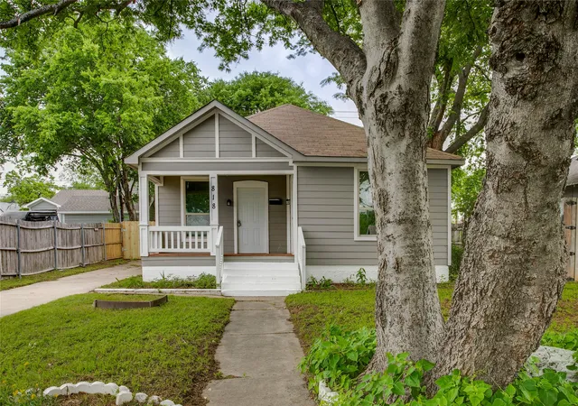 Photo 3 of Single family home for sale at 818 E Woodin Blvd, Dallas, TX 75216 | MLS# 21382045 | Listing updated on 2026-09-10