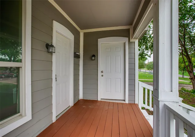Photo 4 of Single family home for sale at 818 E Woodin Blvd, Dallas, TX 75216 | MLS# 21382045 | Listing updated on 2026-09-10