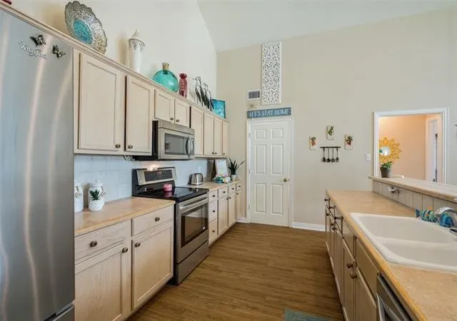 Photo 3 of Single family home for sale at 102 Shore Line Dr, Tool, TX 75143 | MLS# 21379774 | Listing updated on 2026-10-05