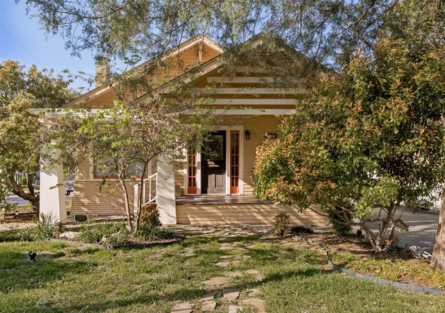 Photo 2 of Single family home for sale at 408 Heard St, Mc Kinney, TX 75069 | MLS# 21380320 | Listing updated on 2026-09-10