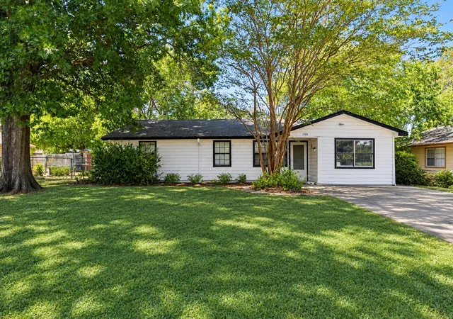 Photo 1 of Single family home for sale at 1704 S Clay St, Kaufman, TX 75142 | MLS# 21363514 | Listing updated on 2026-09-10