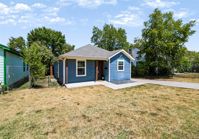 Photo 3 of Single family home for sale at 1005 E Harvey Ave, Fort Worth, TX 76104 | MLS# 21381882 | Listing updated on 2026-09-11