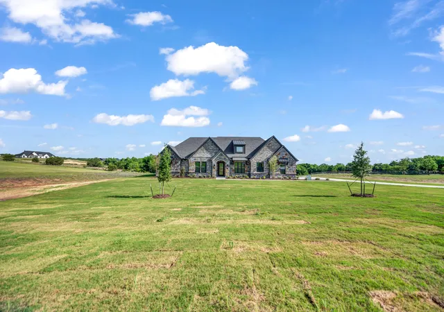 Photo 3 of Single family home for sale at 614 Hondo Xing, Weatherford, TX 76087 | MLS# 21382184 | Listing updated on 2026-09-10