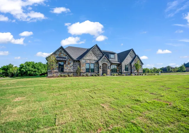 Photo 3 of Sale Pending at 614 Hondo Xing, Weatherford, TX 76087 | MLS# 21382184 | Listing updated on 2026-10-06