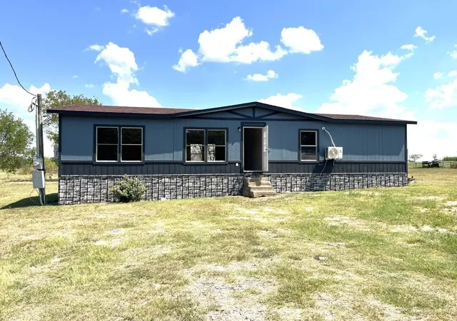 Manufactured home for sale at 611 E Broadmore Ave, Wills Point, TX 75169 | MLS# 21382241