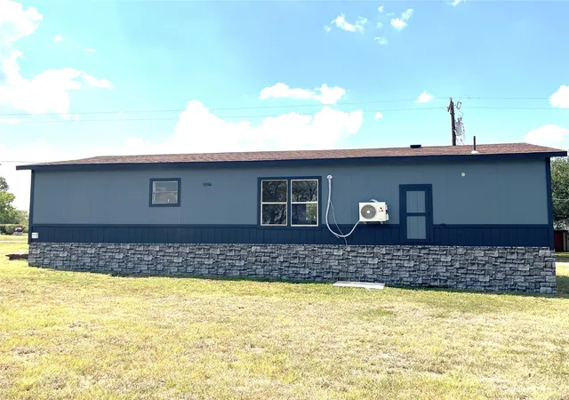 Photo 2 of Manufactured home for sale at 611 E Broadmore Ave, Wills Point, TX 75169 | MLS# 21382241 | Listing updated on 2026-09-10