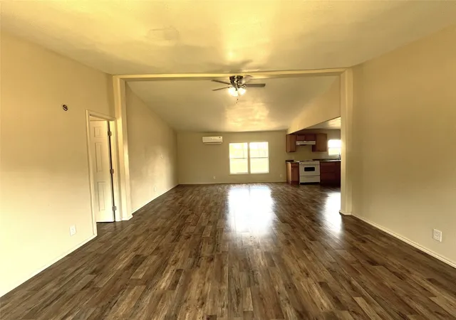 Photo 4 of Manufactured home for sale at 611 E Broadmore Ave, Wills Point, TX 75169 | MLS# 21382241 | Listing updated on 2026-09-10