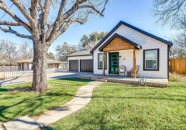 Photo 2 of Single family home for sale at 323 S Hannaford St, Granbury, TX 76048 | MLS# 21382230 | Listing updated on 2026-09-11