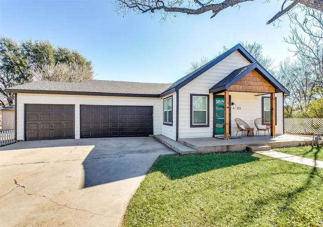 Photo 3 of Single family home for sale at 323 S Hannaford St, Granbury, TX 76048 | MLS# 21382230 | Listing updated on 2026-09-11