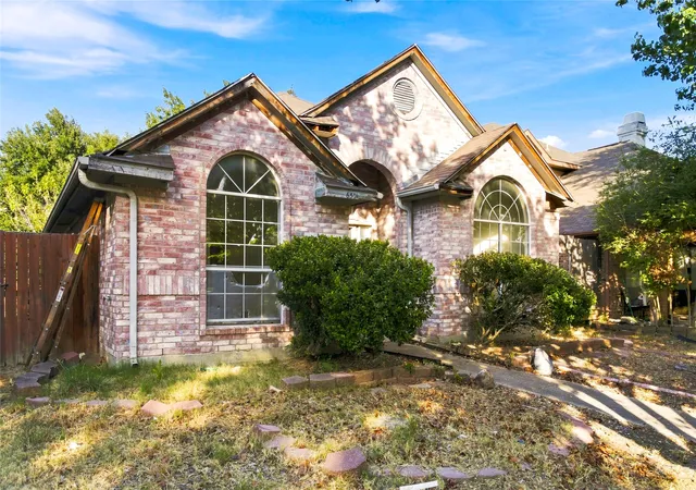 Photo 2 of Sale Pending at 6501 White Oak Dr, Rowlett, TX 75089 | MLS# 21381732 | Listing updated on 2026-10-06