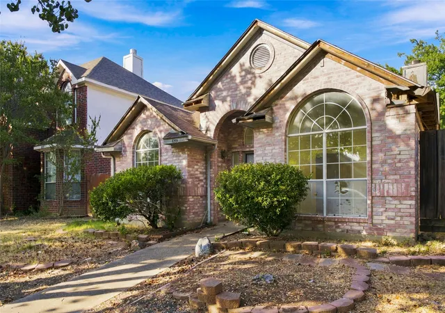 Photo 3 of Sale Pending at 6501 White Oak Dr, Rowlett, TX 75089 | MLS# 21381732 | Listing updated on 2026-10-06