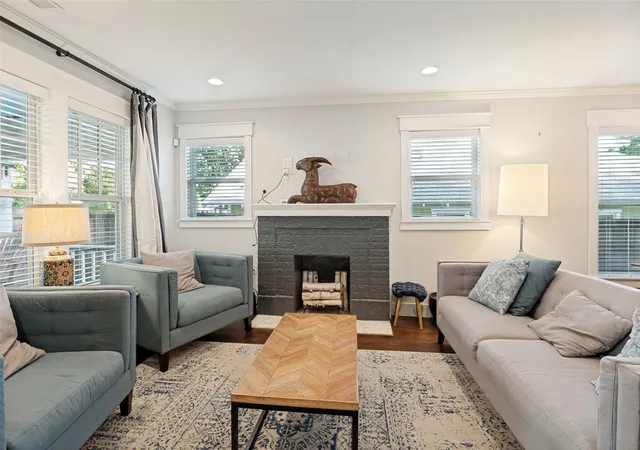 Photo 4 of Single family home for sale at 1010 Woodlawn Ave, Dallas, TX 75208 | MLS# 21380987 | Listing updated on 2026-09-13