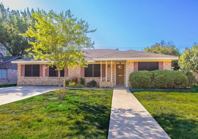 Photo 1 of Sale Pending at 5406 Hawthorne Dr, Waco, TX 76710 | MLS# 21382256 | Listing updated on 2026-09-22