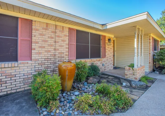Photo 2 of Sale Pending at 5406 Hawthorne Dr, Waco, TX 76710 | MLS# 21382256 | Listing updated on 2026-09-22