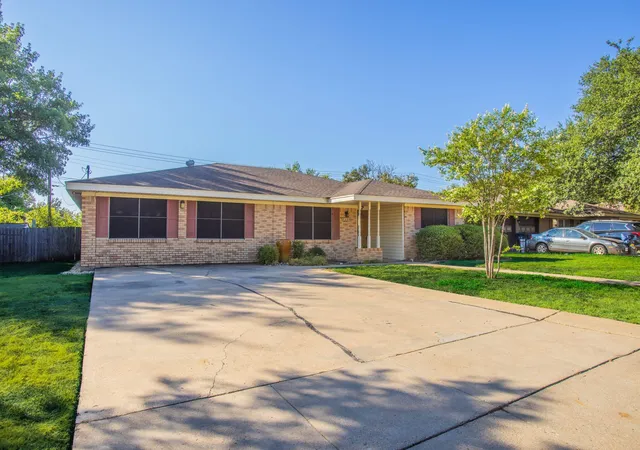 Photo 3 of Sale Pending at 5406 Hawthorne Dr, Waco, TX 76710 | MLS# 21382256 | Listing updated on 2026-09-22