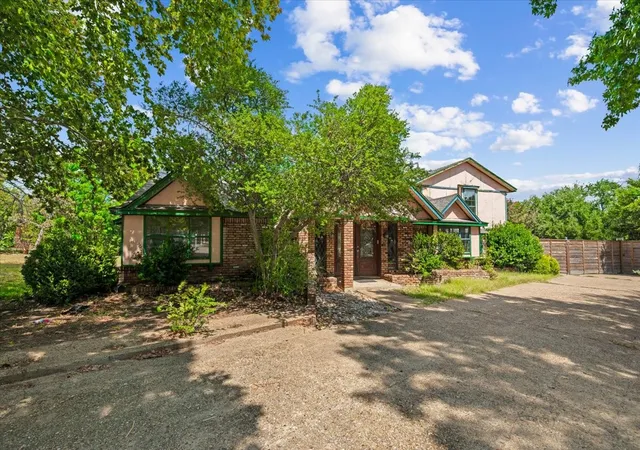 Photo 1 of Single family home for sale at 135 E Pleasant Run Rd, Cedar Hill, TX 75104 | MLS# 21382313 | Listing updated on 2026-09-18