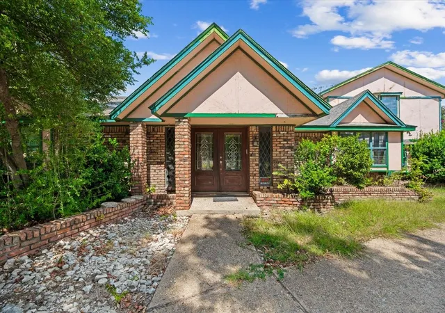 Photo 3 of Single family home for sale at 135 E Pleasant Run Rd, Cedar Hill, TX 75104 | MLS# 21382313 | Listing updated on 2026-09-18