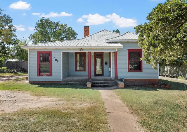 Photo 1 of Single family home for sale at 506 E Main St, Hamilton, TX 76531 | MLS# 21376618 | Listing updated on 2026-10-28