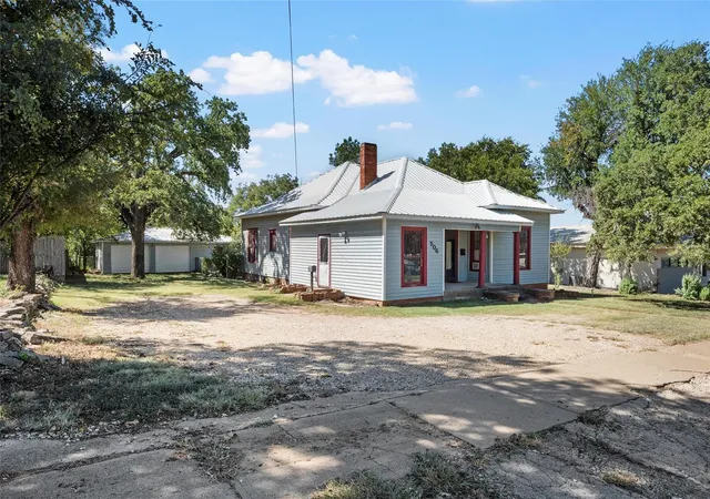 Photo 2 of Single family home for sale at 506 E Main St, Hamilton, TX 76531 | MLS# 21376618 | Listing updated on 2026-09-29