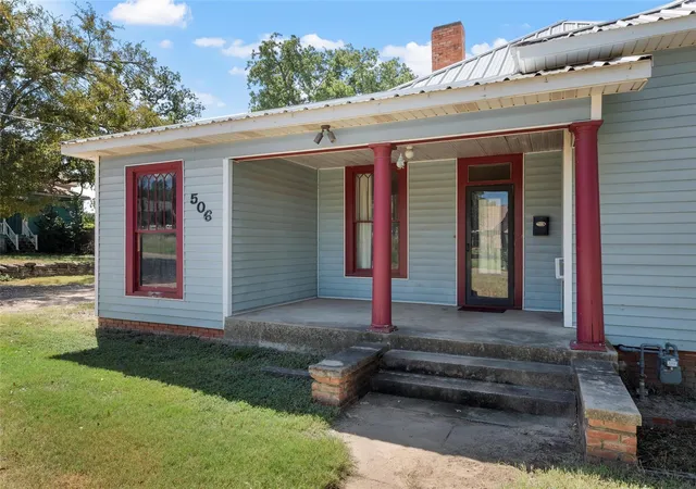 Photo 3 of Single family home for sale at 506 E Main St, Hamilton, TX 76531 | MLS# 21376618 | Listing updated on 2026-09-29