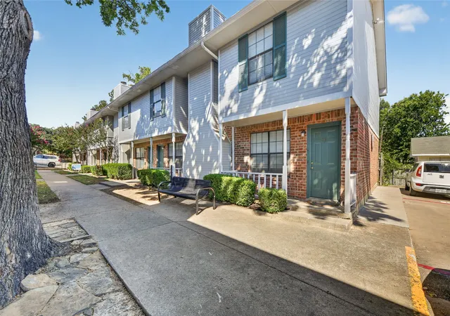 Listing Photo 4 - Condo for sale in building located at 929 W Hickory St, Denton, TX 76201 - Unit #18