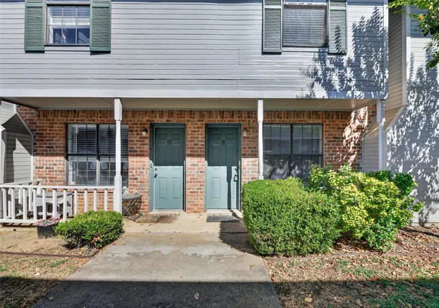 Listing Photo 5 - Condo for sale in building located at 929 W Hickory St, Denton, TX 76201 - Unit #18