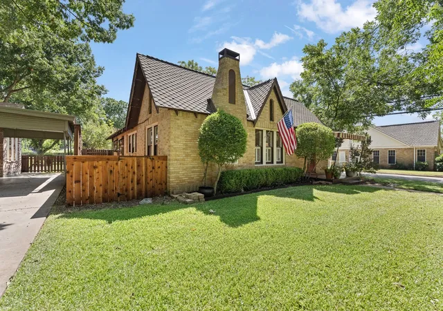Photo 2 of Single family home for sale at 115 Bellevue Dr, Cleburne, TX 76033 | MLS# 21373141 | Listing updated on 2026-09-10