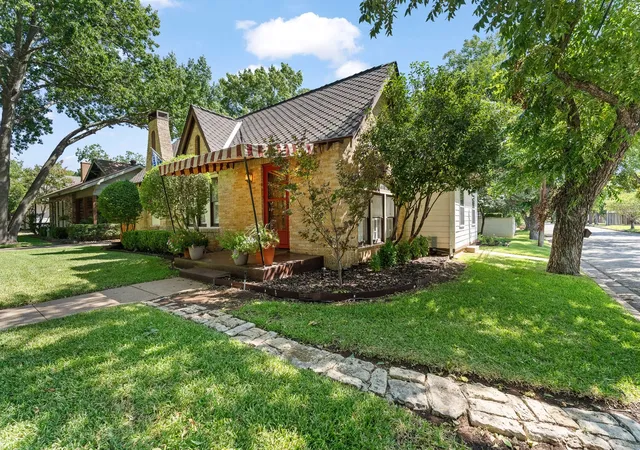 Photo 3 of Single family home for sale at 115 Bellevue Dr, Cleburne, TX 76033 | MLS# 21373141 | Listing updated on 2026-09-10