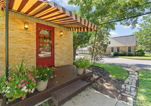 Photo 4 of Single family home for sale at 115 Bellevue Dr, Cleburne, TX 76033 | MLS# 21373141 | Listing updated on 2026-09-10