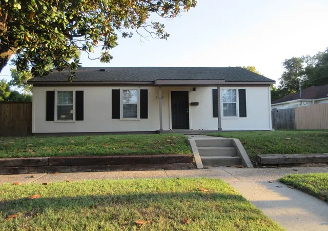 Photo 1 of Single family home for sale at 110 E Elmwood St, Shreveport, LA 71104 | MLS# 21382346 | Listing updated on 2026-09-10