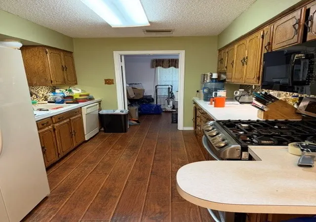 Photo 3 of Sale Pending at 3004 Fls Church Ln, Mesquite, TX 75149 | MLS# 21382349 | Listing updated on 2026-09-14