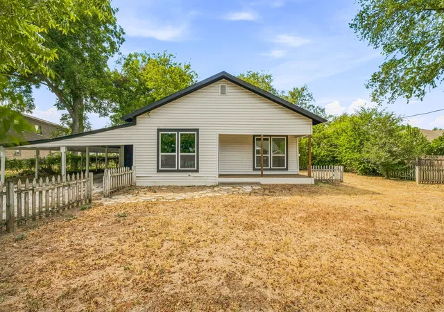 Photo 2 of Single family home for sale at 403 N Gaither St, Glen Rose, TX 76043 | MLS# 21381833 | Listing updated on 2026-09-10