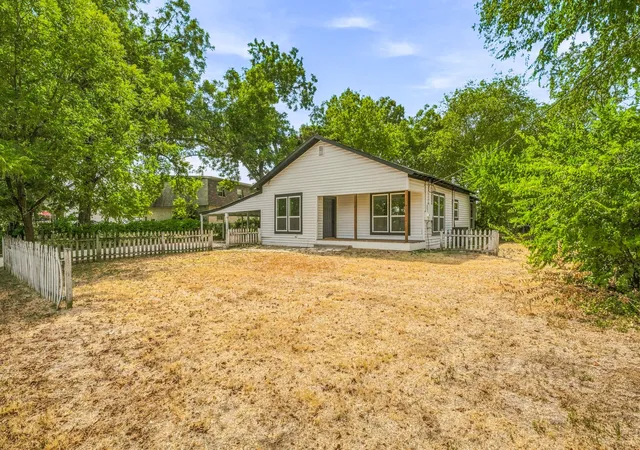 Photo 3 of Single family home for sale at 403 N Gaither St, Glen Rose, TX 76043 | MLS# 21381833 | Listing updated on 2026-09-10