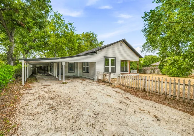 Photo 3 of Single family home for sale at 403 N Gaither St, Glen Rose, TX 76043 | MLS# 21381833 | Listing updated on 2026-09-10