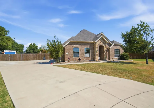 Photo 3 of Single family home for sale at 3112 White Horse Ct, Granbury, TX 76049 | MLS# 21380301 | Listing updated on 2026-09-10