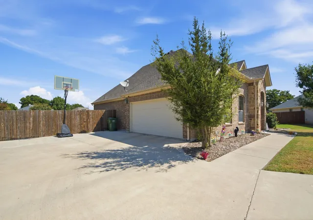 Photo 3 of Single family home for sale at 3112 White Horse Ct, Granbury, TX 76049 | MLS# 21380301 | Listing updated on 2026-09-10