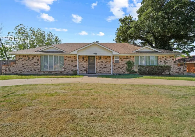 Photo 2 of Single family home for sale at 1700 Northcrest Dr, Arlington, TX 76012 | MLS# 21382203 | Listing updated on 2026-09-10