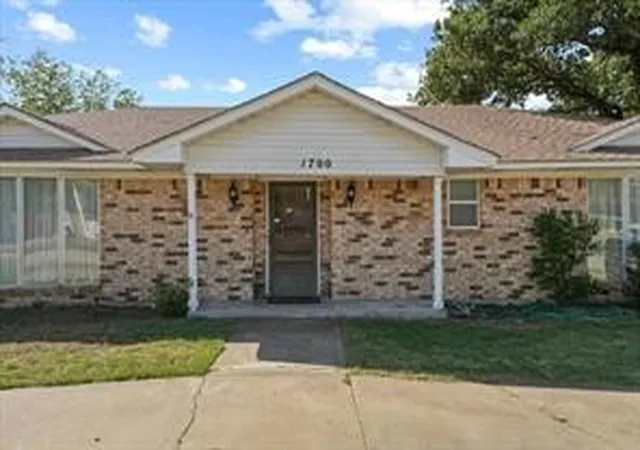 Photo 3 of Single family home for sale at 1700 Northcrest Dr, Arlington, TX 76012 | MLS# 21382203 | Listing updated on 2026-09-10