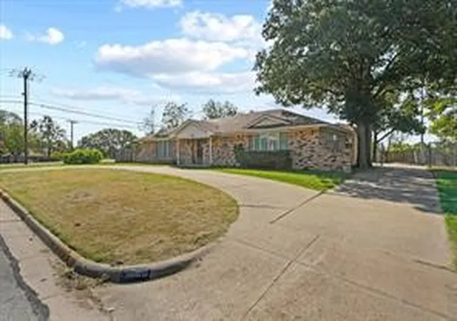 Photo 3 of Single family home for sale at 1700 Northcrest Dr, Arlington, TX 76012 | MLS# 21382203 | Listing updated on 2026-09-10