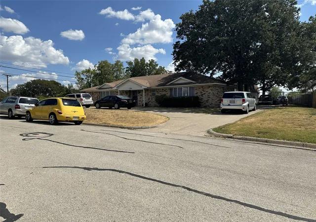 Photo 4 of Single family home for sale at 1700 Northcrest Dr, Arlington, TX 76012 | MLS# 21382203 | Listing updated on 2026-09-10