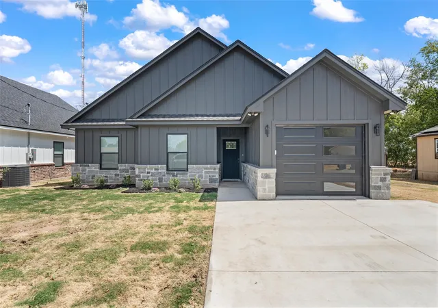 Photo 1 of Single family home for sale at 302 Johnson St, Mc Gregor, TX 76657 | MLS# 21381928 | Listing updated on 2026-09-12
