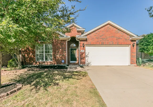 Photo 2 of Single family home for sale at 5009 Bedfordshire Dr, Fort Worth, TX 76135 | MLS# 21380235 | Listing updated on 2026-09-29
